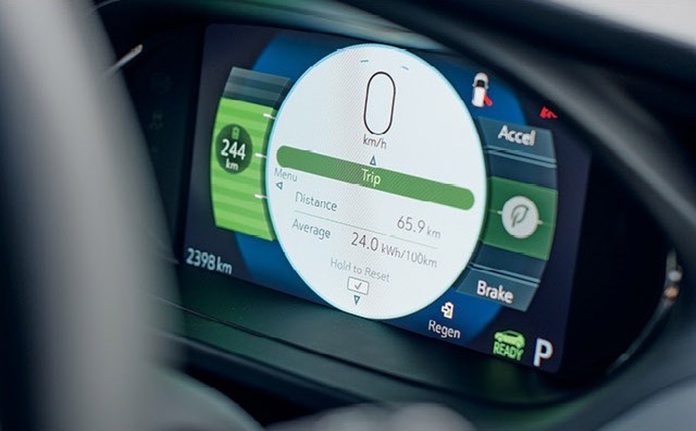 Quadro de instrumentos tem visual lúdico e mostra o consumo — Foto: Auto Esporte