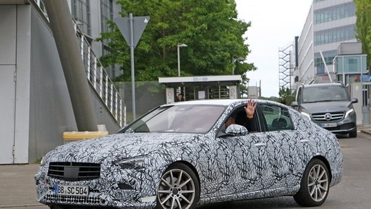 Novo Mercedes-Benz Classe C é flagrado na Alemanha, mas só vem ao Brasil em 2021