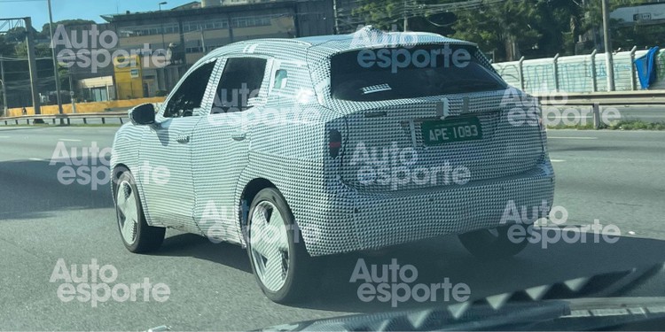 Nissan Kicks 2025 flagrado durante testes em São Paulo