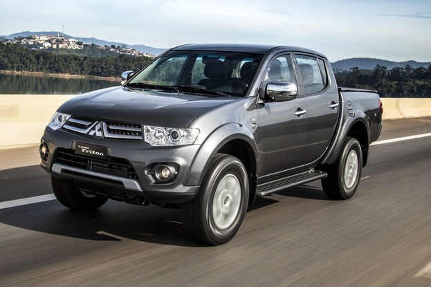 Mitsubishi L200 Triton HLS Chrome Edition 2015 - diagonal dianteira