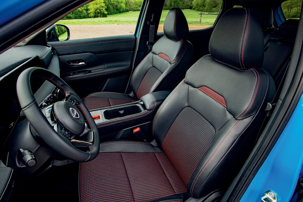 Versão topo de linha do novo Nissan Kicks traz bancos com revestimento que imita couro — Foto: Divulgação