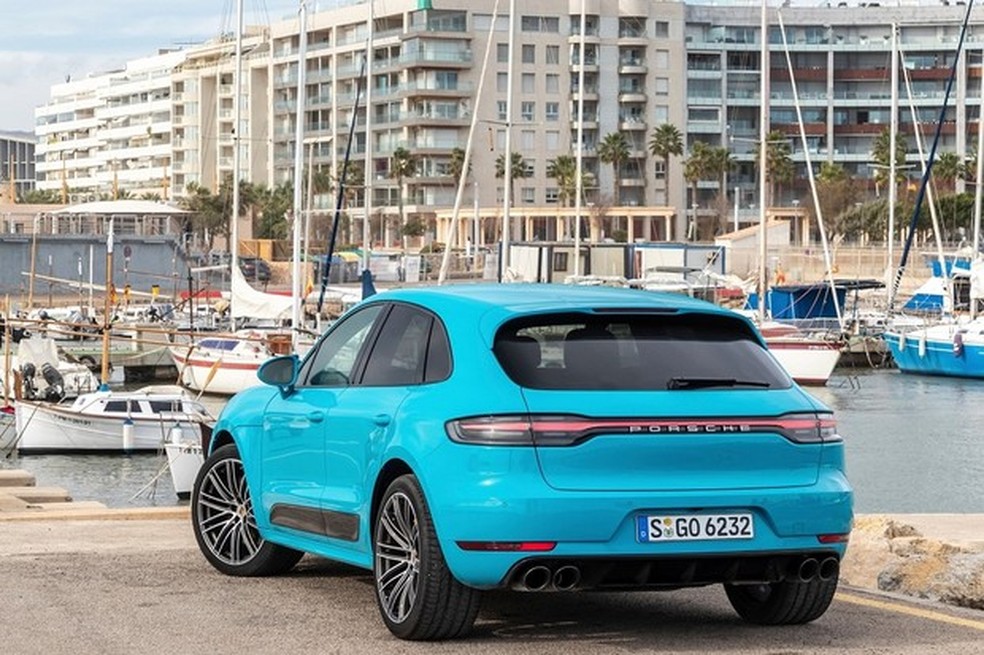 Com filete unindo as lanternas, Macan está com, visual ainda mais moderno e chama bastante atenção especialmente à noite(Foto: Divulgação) — Foto: Auto Esporte