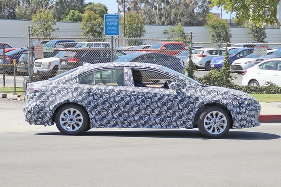 Flagras confirmam que novo Toyota Corolla terá visual semelhante ao do Auris (Foto: Automedia) — Foto: Auto Esporte