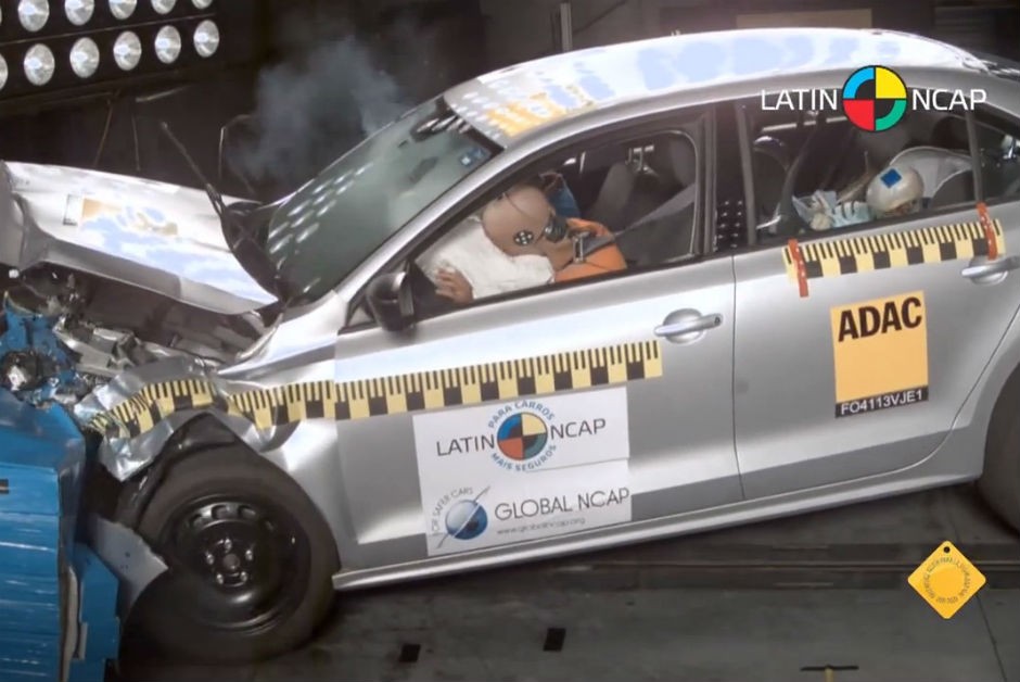 Volkswagen Jetta: 5 estrelas para proteção de adultos (15.34 pontos em 17) e 4 estrelas para proteção infantil (39.20 pontos em 49)