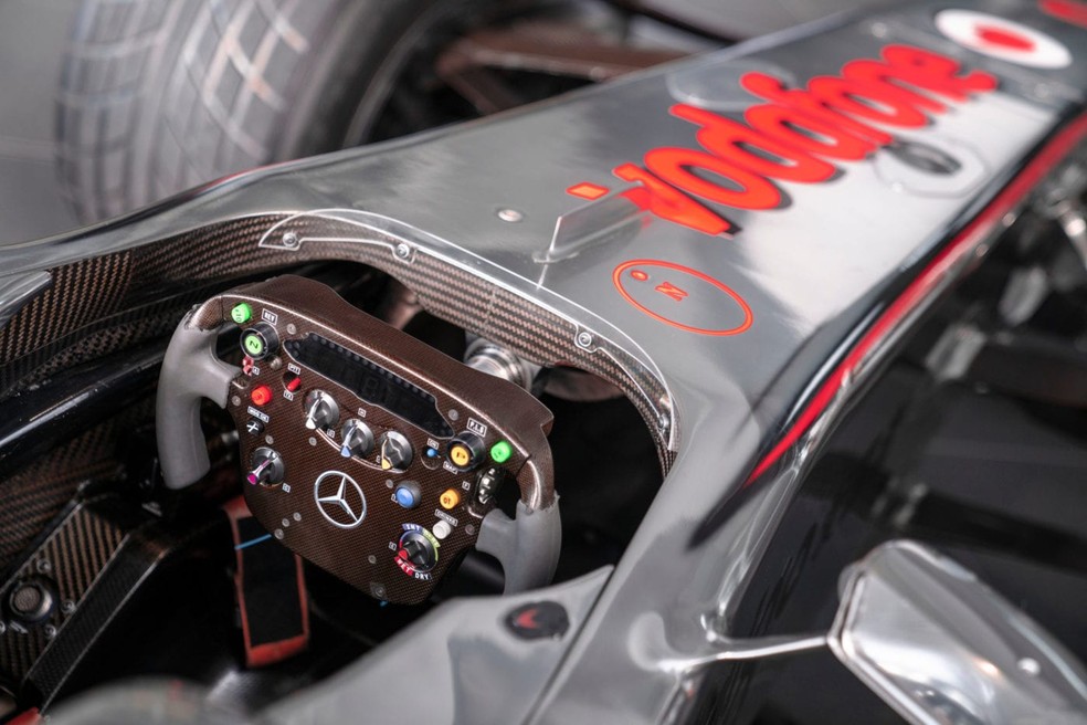 O cockpit do McLaren F1 2010 de Lewis Hamilton feito totalmente em fibra de carbono — Foto: Divulgação
