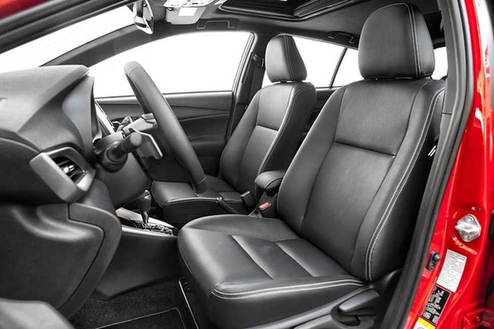 Yaris XLS tem couro nos assentos e teto preto (Foto: Leo Sposito/Auto News Brasil) — Foto: Auto Esporte