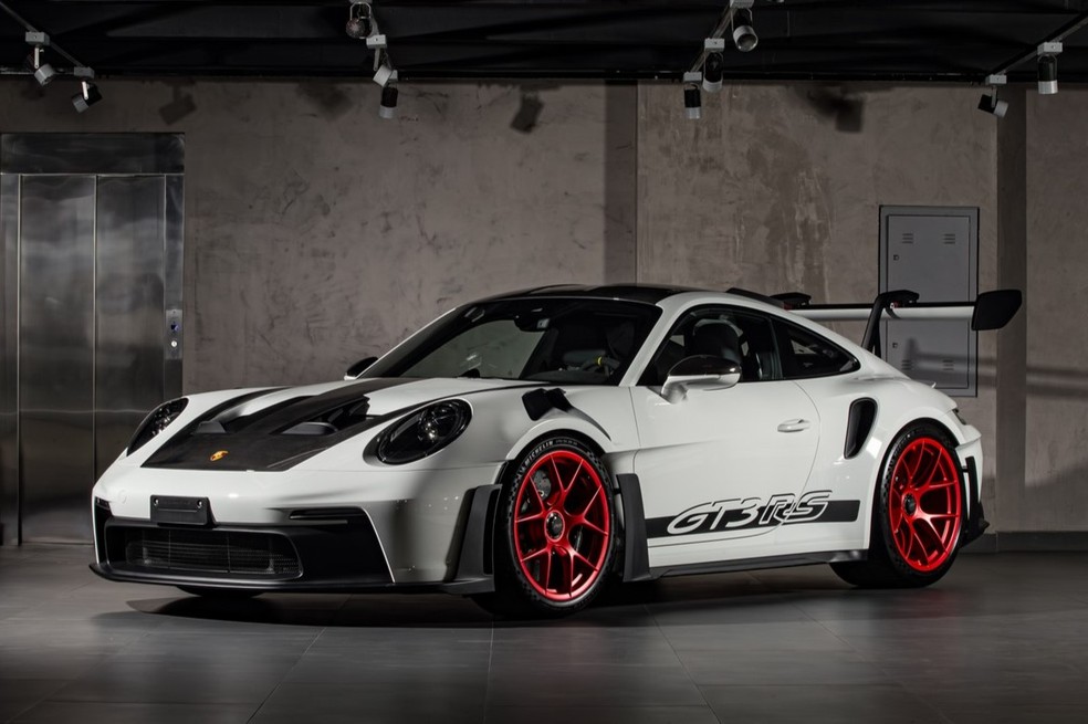 Porsche 911 GT3 RS tem tecnologia de Fórmula 1 na abertura da asa — Foto: Divulgação