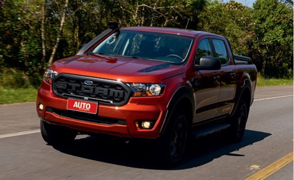 Estilo de rali: visual das duas picapes chama a atenção com itens exclusivos (Foto: Marcelo Bruzzi) — Foto: Auto Esporte
