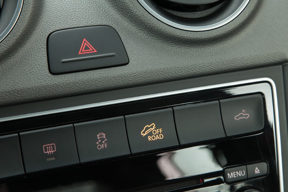 Detalhe dos botões que comandam o controle de estabilidade e ABS off-roas da Saveiro cabine dupla Cross