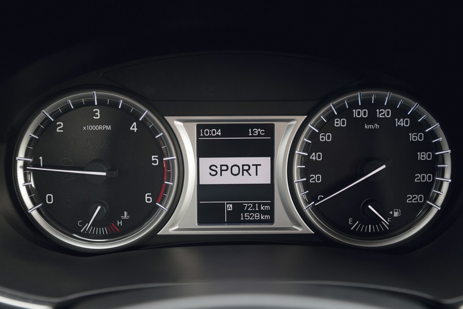 Painel do Vitara tem visor digital entre os instrumentos analógicos