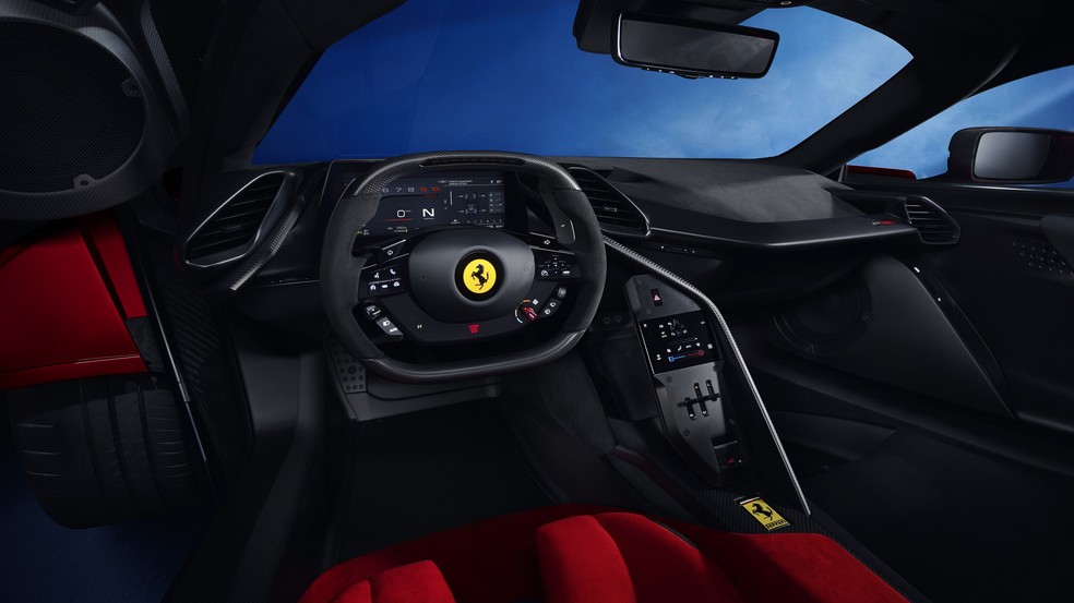 Nova Ferrari F80 tem instrumentos voltados ao piloto e um banco extra à direita — Foto: Divulgaçãi