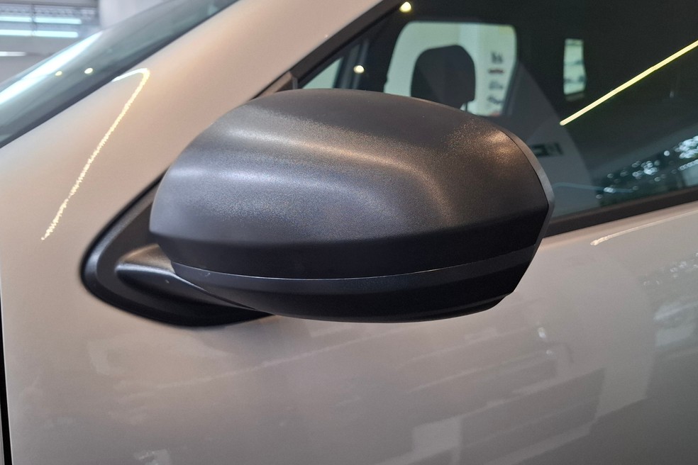 Retrovisores do Renault Duster Intense Plus não seguem a pintura da carroceria, e têm acabamento em plástico rígido  — Foto: Vitor Matsubara/Auto News Brasil