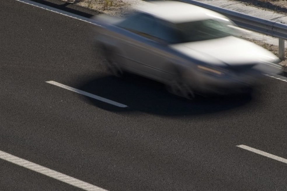 Carro em alta velocidade em estrada (Foto: Shutterstock) — Foto: Auto Esporte