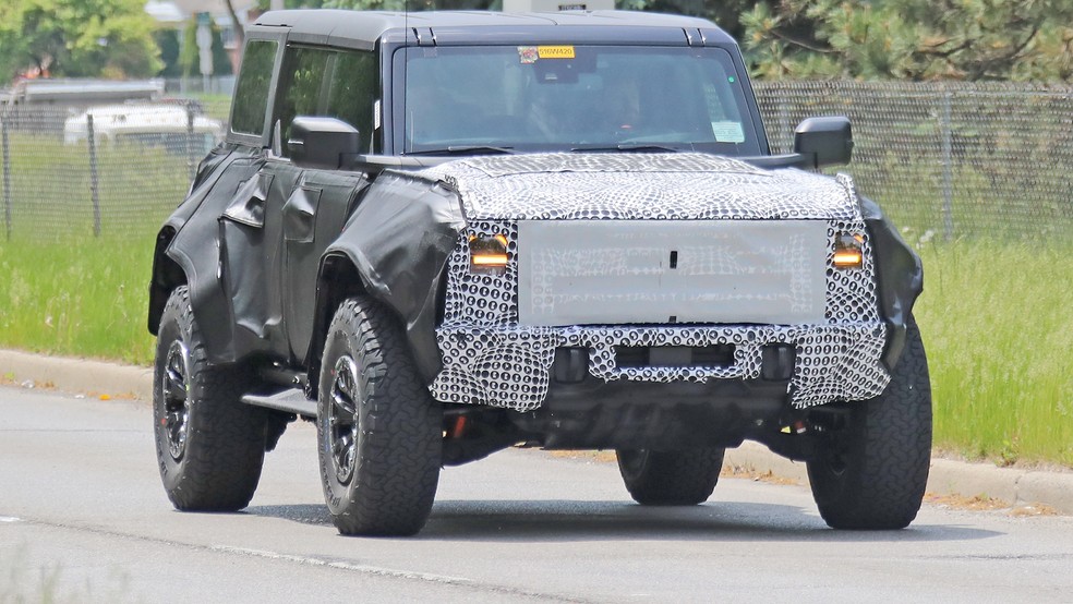 O visual exclusivo irá incluir a tradicional grade com o grande "FORD" em relevo presente em outros Raptor — Foto: Automedia