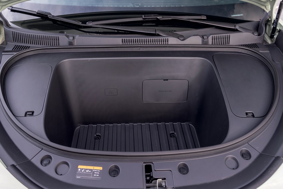 Espaço para bagagem na dianteira ampliada a capacidade de armazenamento do Geely EX2 Max 2026 — Foto: Renato Durães/Auto News Brasil