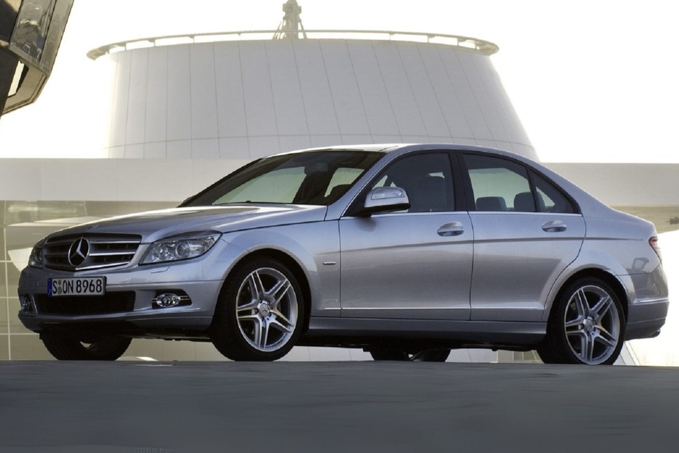 Mercedes-Benz C180 de 2008 é uma opção acessível de carro com tração traseira no mercado de usados — Foto: Divulgação