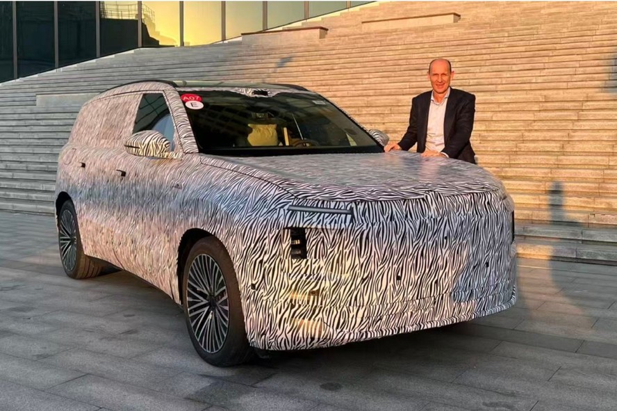 Ralf Brandstaetter, CEO da Volkswagen China, mostra o novo ID. Era