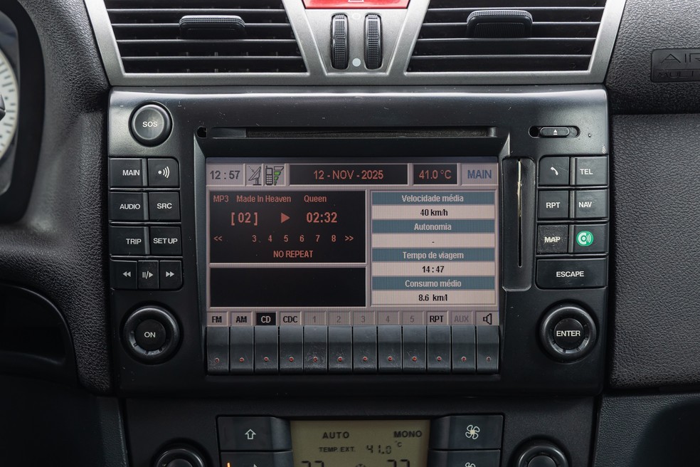 Central multimídia tinha espaço para cartão SIM e Bluetooth para fazer lidações — Foto: Renato Durães/Auto News Brasil