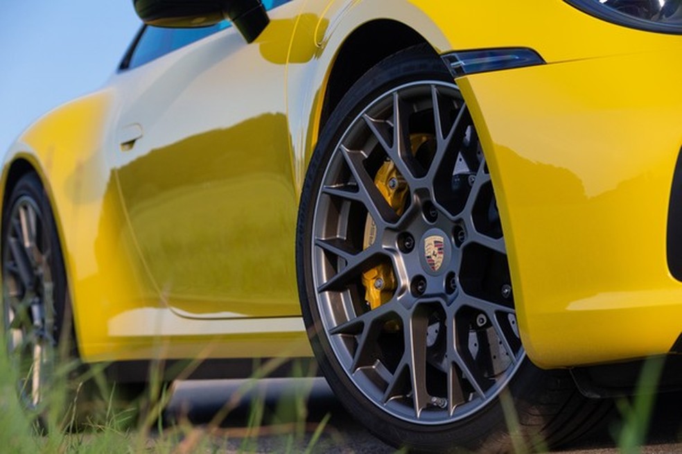 Opcionais no exterior, as enormes rodas aro 20 virão de série para o Brasil (Foto: Divulgação) — Foto: Auto Esporte