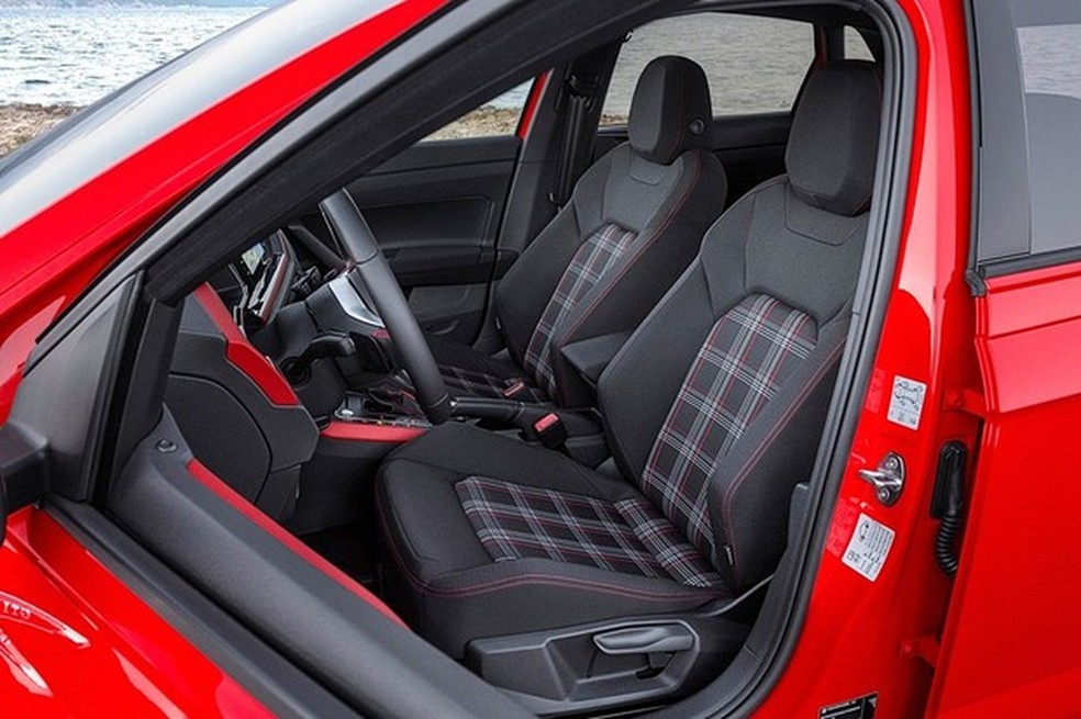 Hatch traz o clássico forro xadrez nos bancos (Foto: Divulgação) — Foto: Auto Esporte