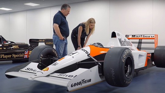 Vídeo: CEO da McLaren, Zak Brown mostra sua coleção particular com F1 de Senna e carro histórico de Fittipaldi