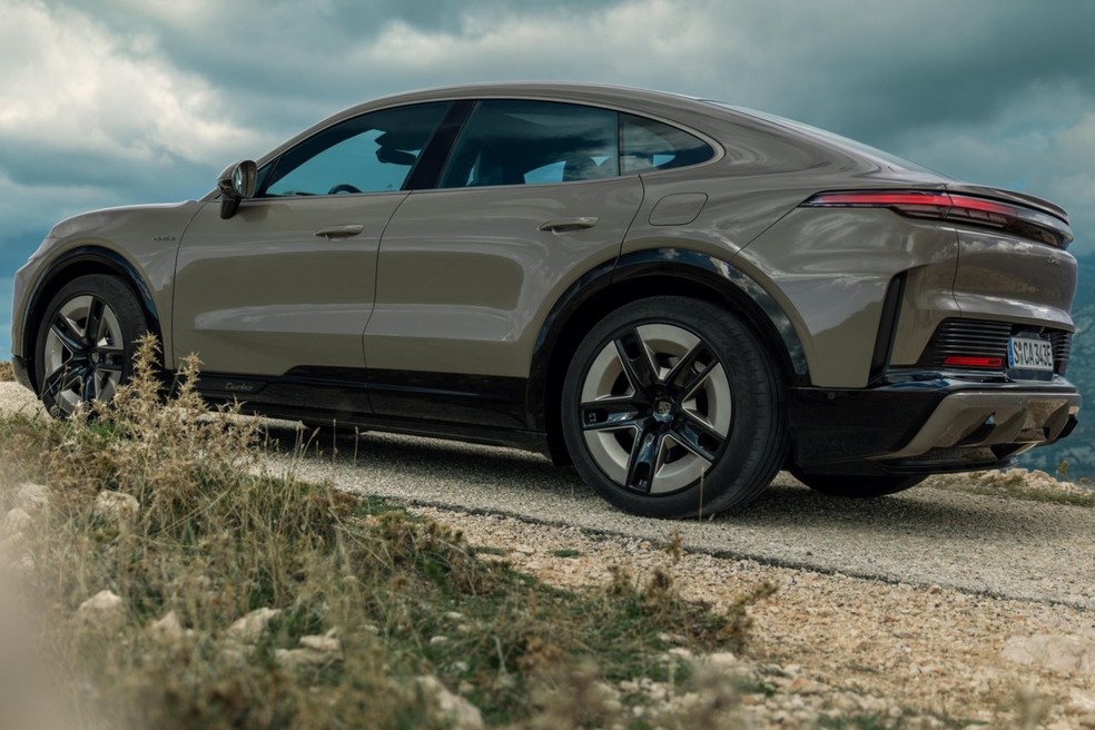 Porsche Cayenne Coupe possui um tempo estimado de recarga de 10% a 80% em apenas 16 minutos — Foto: Foto: Divulgação