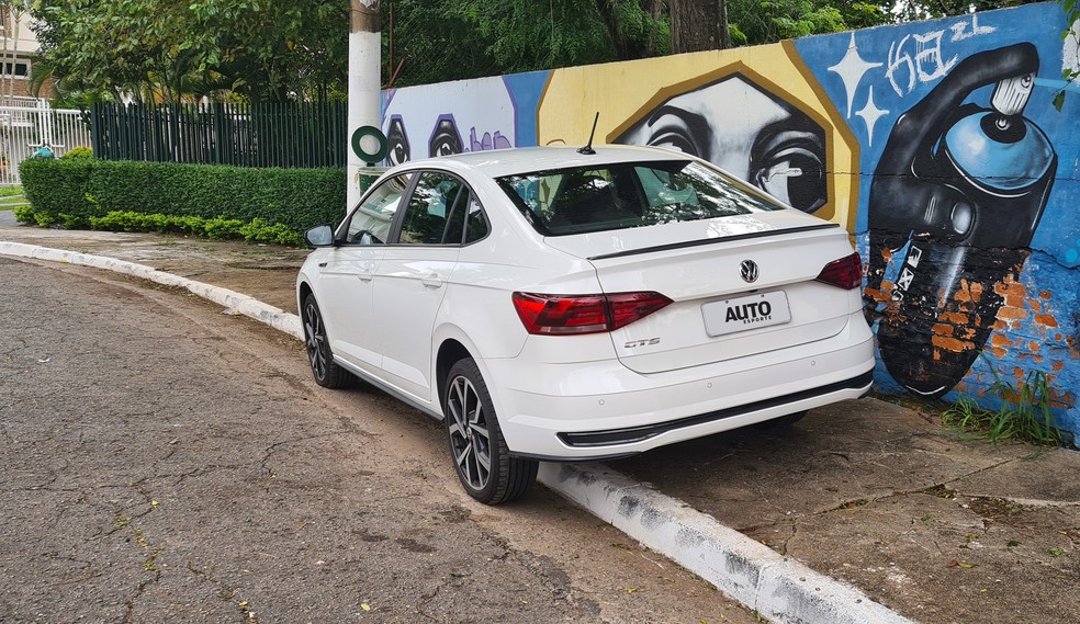 Além da falta de educação, parar em cima da calçada obriga o pedestre a ir para o meio da rua — Foto: Rodrigo Ribeiro/Auto News Brasil
