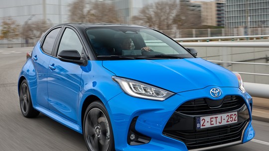 Novo Toyota Yaris tem motor híbrido mais forte e chega a fazer 25,6 km/l
