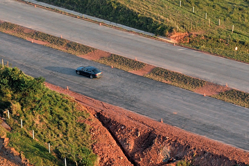 Experiência teve testes de velocidade máxima, de zero a 100 km/h e de estabilidade, além de passeio de helicóptero — Foto: Divulgação/Acervo Miau