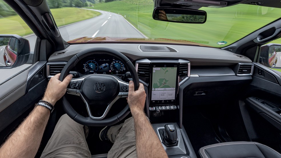 Muitos componentes vêm da Ranger, mas a Amarok preserva vários itens próprios da VW — Foto: Divulgação