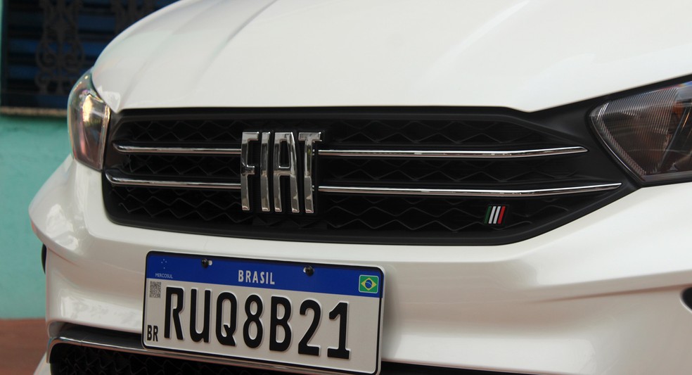 Grade frontal do Fiat Cronos 2023 tem um filete a mais do que a versão anterior — Foto: André Paixão/Auto News Brasil