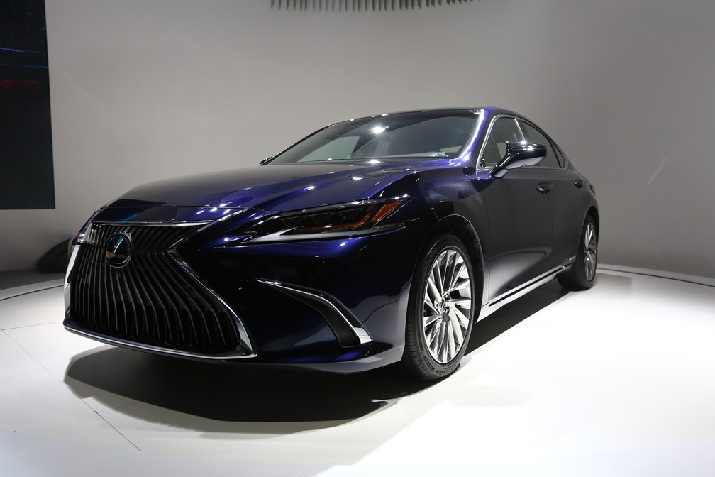 Lexus ES 300h apresentado no Salão do Automóvel 2018 — Foto: Marcelo Brandt/G1