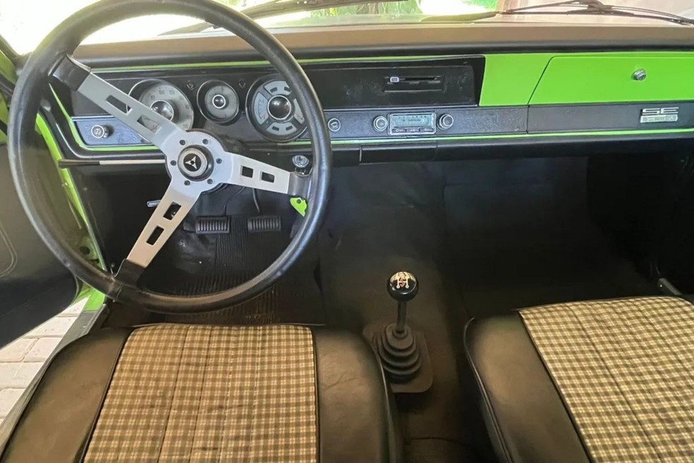 Dodge Dart SE 1972 traz interior clássico com volante de três raios  — Foto: Reprodução/Zotareli