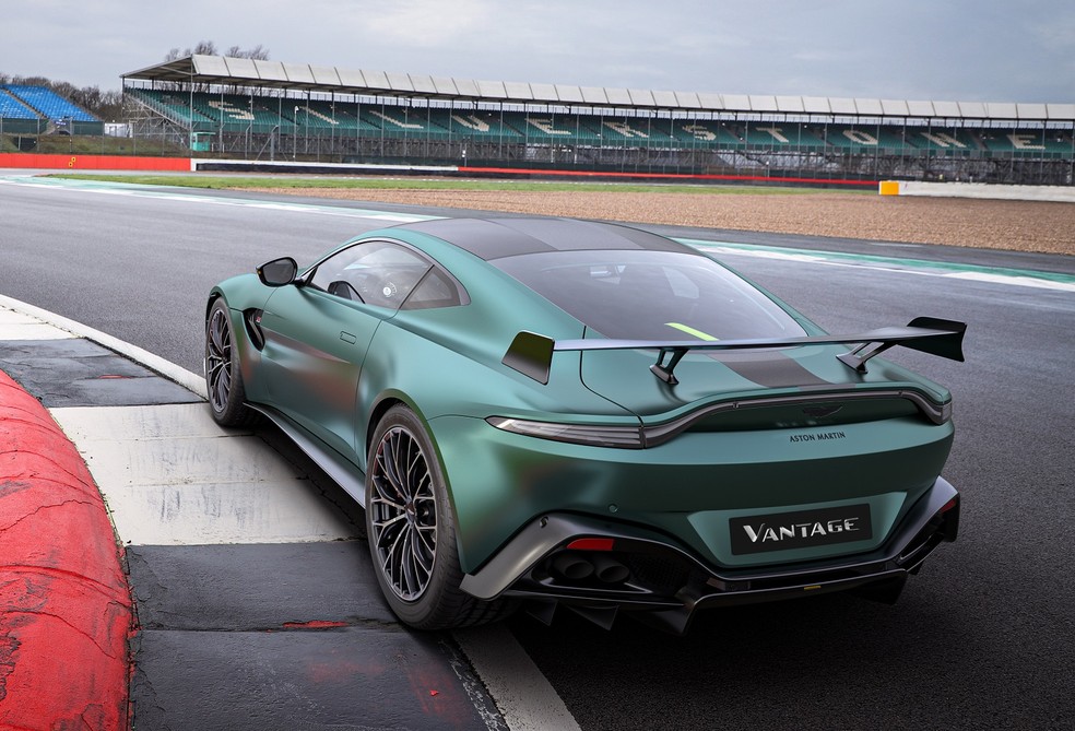  Assim como o safety car, o Vantage F1 tem aerofólio para gerar mais downforce em altas velocidades — Foto: Divulgação