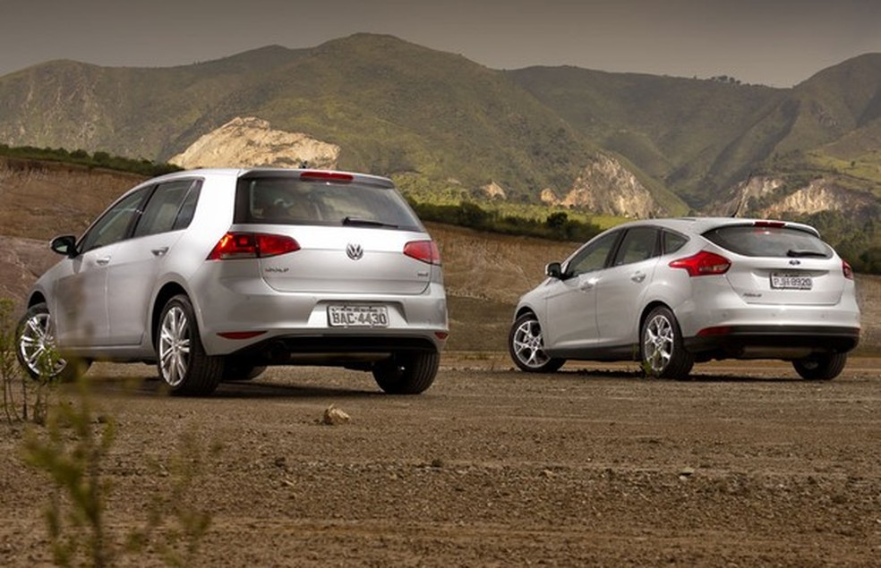 Traseira do Volkswagen Golf 1.6 Comfortline e do Ford Focus 1.6 SE Plus (Foto: Leo Sposito / Auto News Brasil) — Foto: Auto Esporte