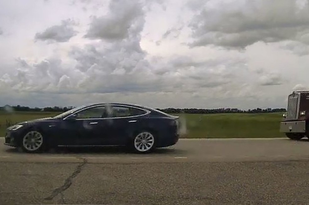 A foto tirada pela polícia montada canadense e mostra o carro sem condutores (Foto: Royal Canadian Mounted Police) — Foto: Auto Esporte