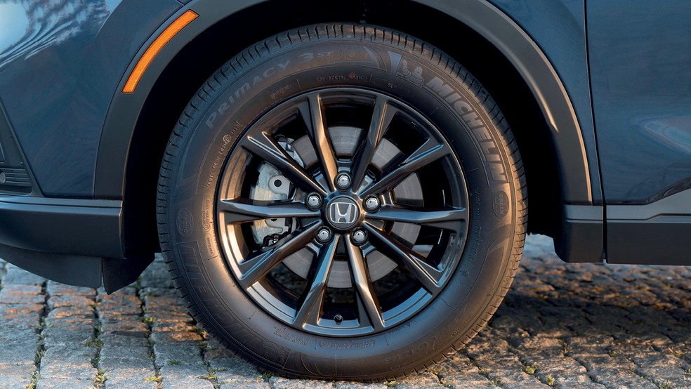 Honda CR-V tem pneus 235/60 R18 — Foto: Divulgação