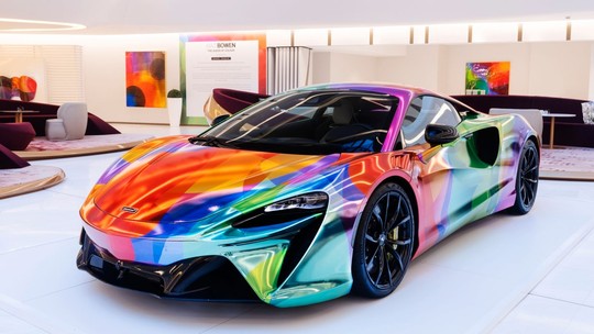 McLaren de R$ 2,7 milhões recebe pintura exclusiva e vira obra de arte em Dubai