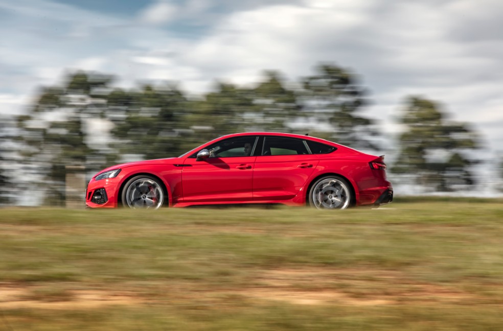 Suspensão ajustável pode deixar o RS 5 mais alto para rodar na cidade (ou socado no chão para os dias de pista) — Foto: Leo Sposito/Audi