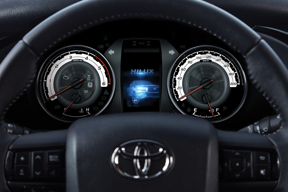 Quadro de instrumentos da Toyota Hilux 2019 — Foto: Divulgação