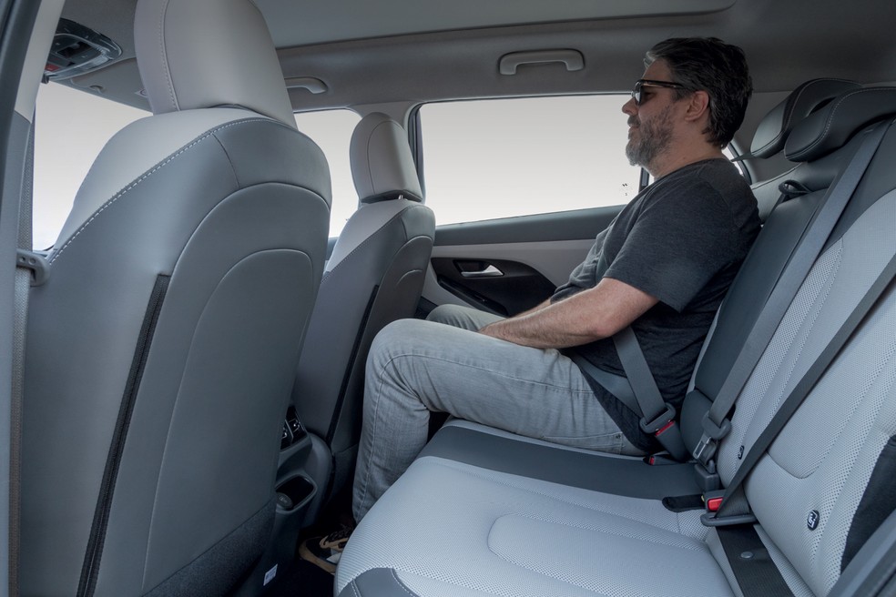 Sobra espaço para ombros e cabeça no Hyundai Creta Ultimate  — Foto: Renato Durães/Auto News Brasil
