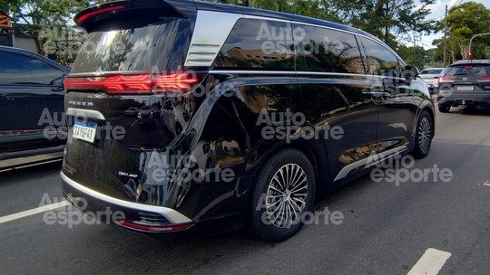 Flagra: BYD Denza D9, minivan de luxo, está perto de estrear no Brasil