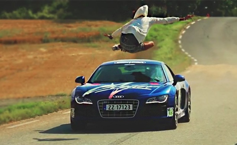 Homem salta Audi R8 a 150 km/h (Foto: Reprodução) — Foto: Auto Esporte