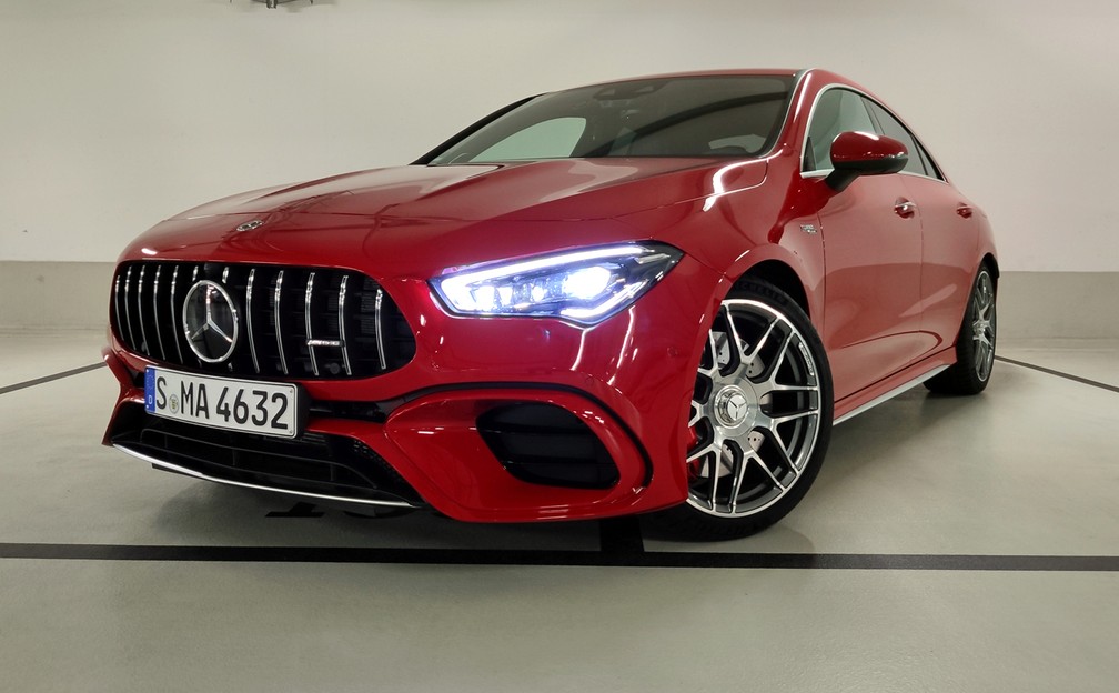 Mercedes-AMG CLA 45 S tem grade característica da AMG, rodas de 19 polegadas e tomadas de ar maiores — Foto: André Paixão/G1