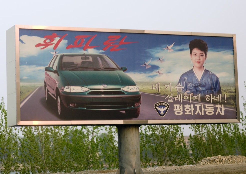 Propaganda da Pyeonghwa Motors, a maior fabricante de carros da Coreia do Norte — Foto: Reprodução