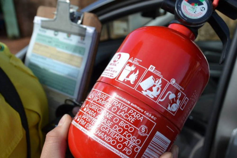 Extintor de incêndio no carro ainda é obrigatório? Saiba como usar