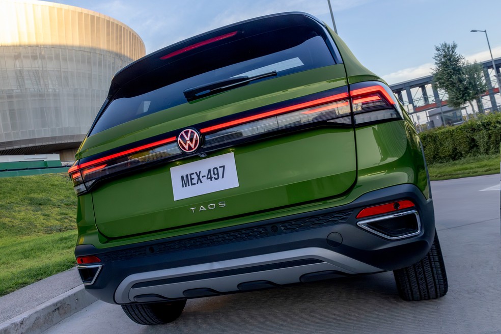 Lanternas do Volkswagen Taos 2025 são interligadas por uma barra iluminada — Foto: Divulgação