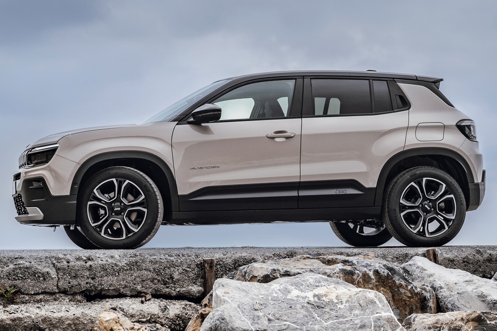 Jeep Avenger tem 2,56 m de entre-eixos e leva 355 litros no porta-malas — Foto: Divulgação