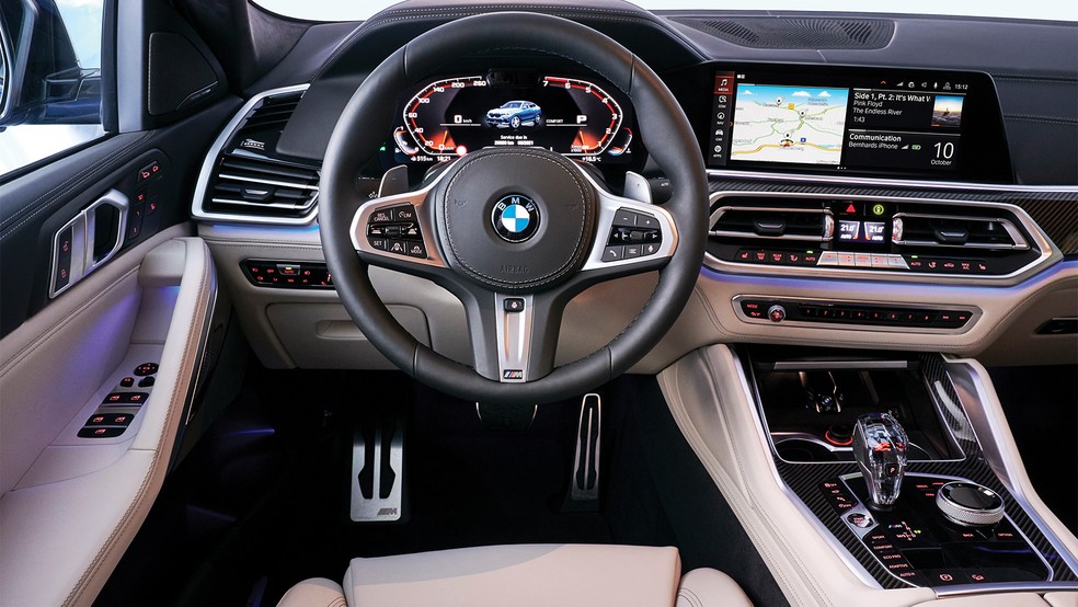 legenda: Interior com acabamento impecável inclui head-up display, iluminação personalizável, assistentes de condução semiautônoma e faróis de LED adaptativos.  — Foto: Divulgação