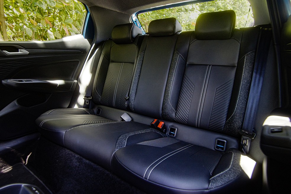 Cabine do Volkswagen Tera é apertada, principalmente para o ocupante central do banco traseiro — Foto: Divulgação